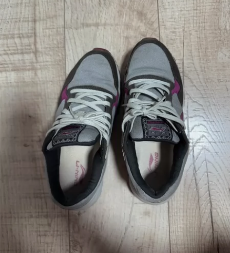 李宁运动鞋，超级舒服的一款，半卖半送了，3...
