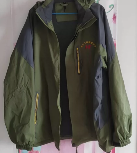 单位团购买的冲锋工作服4xl，原价200多...
