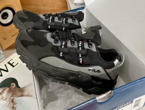 黑色满天星斐乐休闲低帮运动鞋 男女同款 颜...