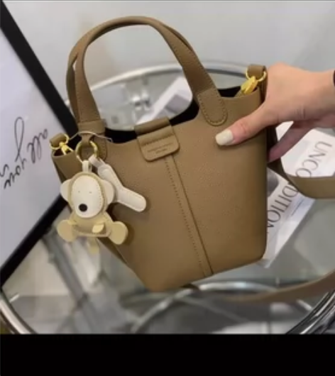 2023新款荔枝纹软皮质感水桶包手提牛皮迷...