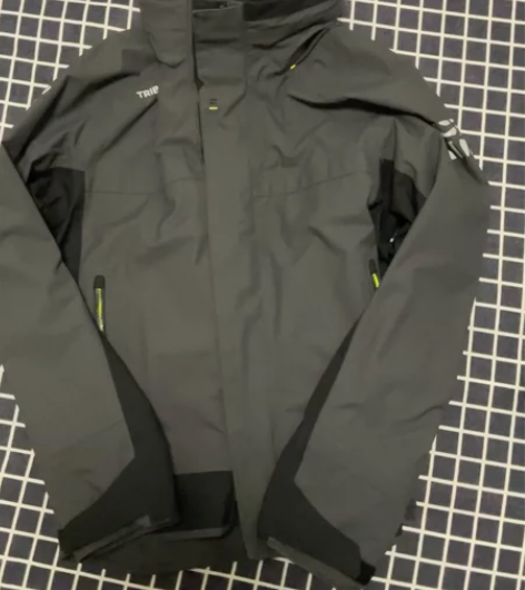 迪卡侬帆船防水服，全新，仅剪吊牌。 感兴趣...