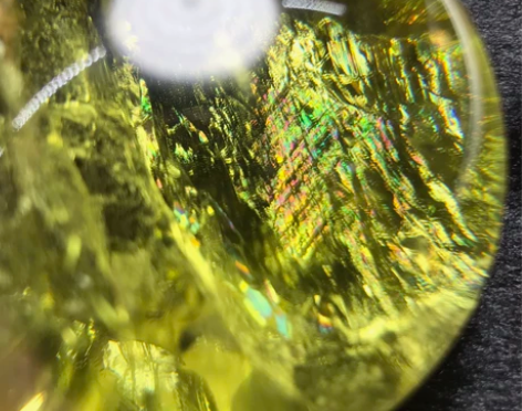 这是一颗超高级的暴力黄阿塞黄水晶球，里面虽...