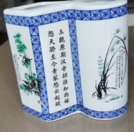 瓷器笔筒摆件，二十多年前买的。 感兴趣的话...