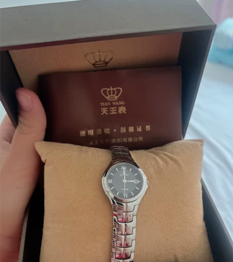 天王女士石英全新手表一块! 备注电池的电池...