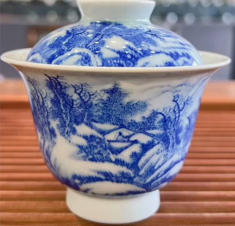 觉山隐窑山水盖碗 釉面油润，青花山水料色沉...