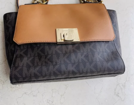 MK迈克科尔斯经典翻盖单肩手提包，别的都不...