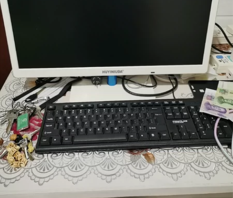 电脑两套，两个主机两个显示器，系统回去自己...
