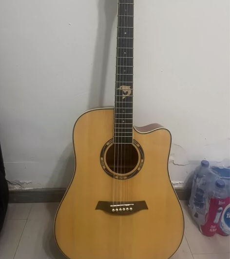 这个吉他品牌型号是：维尔M1C，亮光单板琴...