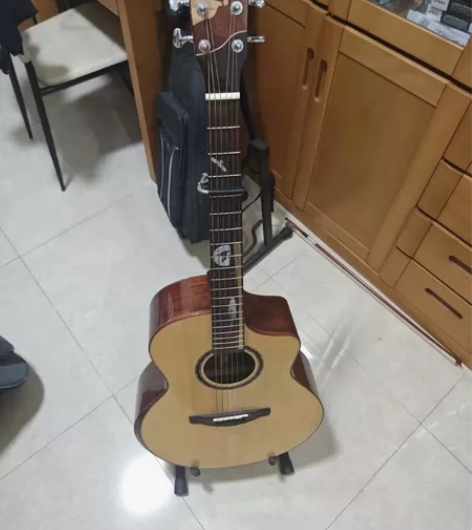 几乎全新吉他，加装了德博OS1加震拾音器，...