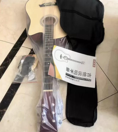 捡漏了！原价一千多的吉他全新吉他便宜出，音...