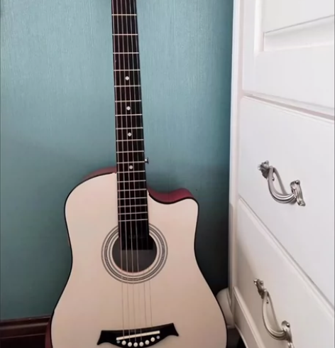 原价1000多的几乎全新吉他便宜出了，虽然...