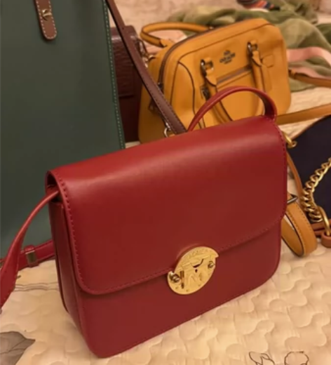 稻草人商场柜台买的，单肩包 红色。 感兴趣...