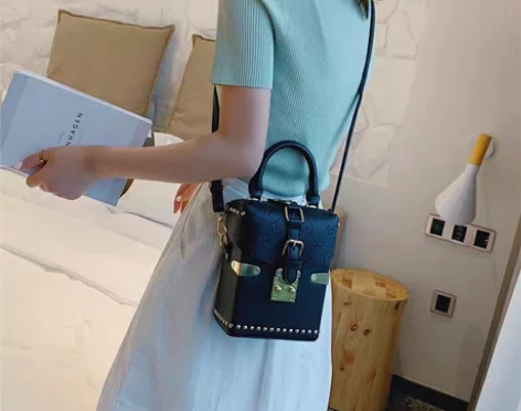 全新女新款包包韩版春夏水桶包锁扣手提包百搭...