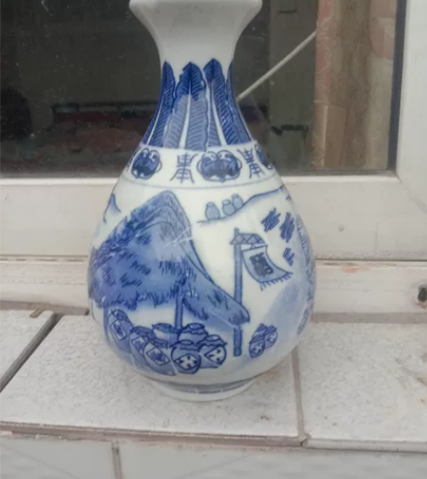 景德镇制陶瓷酒瓶，花纹清晰大气。盛酒当装饰...