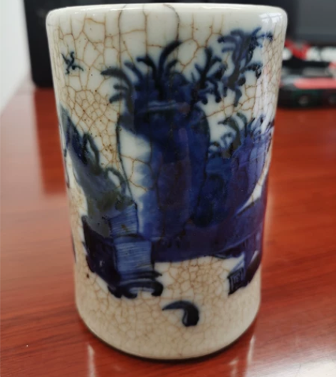 晚清哥釉青花博古笔筒,高11.9cm,口径...