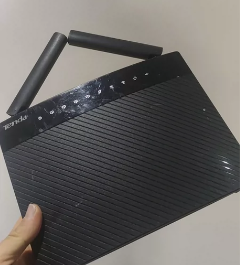 腾达千兆无线路由器AC9 机子功能正常。....