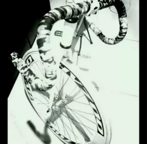 死飞自行车 死飞倒刹，后封盘实心胎。小刀怡...