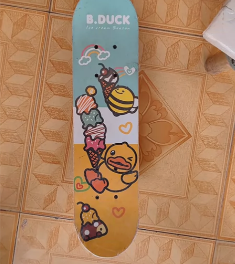 小黄鸭滑板一个，长度58厘米左右，适合三岁...