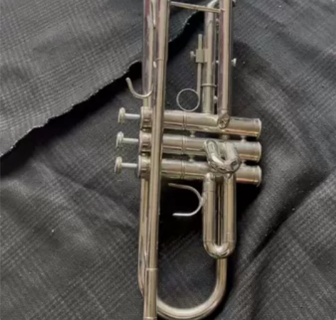 小号乐器，津宝牌，成色如图实拍。有磕碰图片...