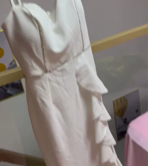 高级感荷叶边无袖晚礼服，白色吊带长款鱼尾连...