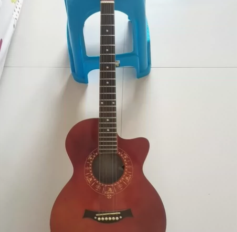 40寸吉他,高100cm, 仅自提 感兴趣...