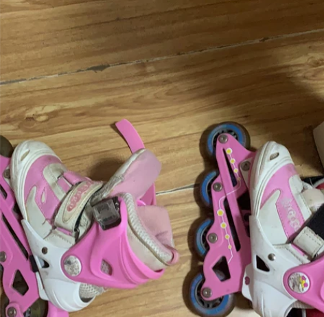 儿童溜冰鞋全套，带头盔和护膝护腕，大小可适...