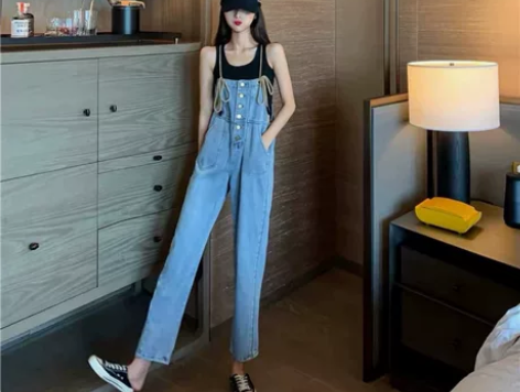 蓝色减龄牛仔背带裤女2021年夏季新款宽松...