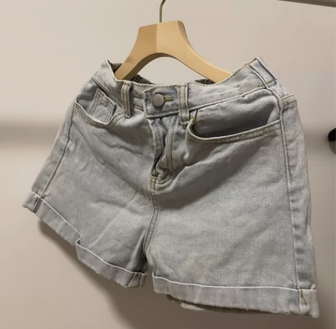 牛仔短裤 版型很好的，也比较厚实硬挺有型 ...