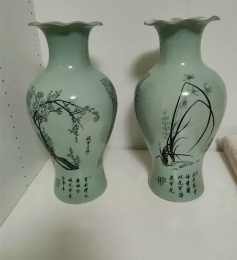 景德镇花瓶一对，高46厘米，宽25厘米，自...