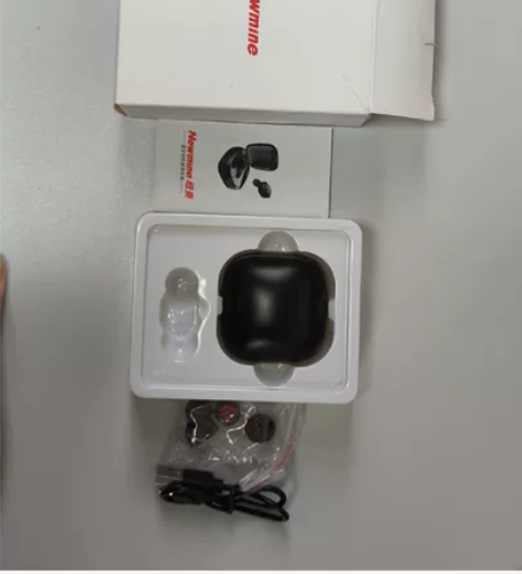 纽曼蓝牙耳机 没用过 办卡送的 就是打开了...