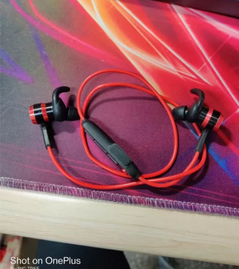 万魔无线运动耳机，高中期间很少使用，略微使...