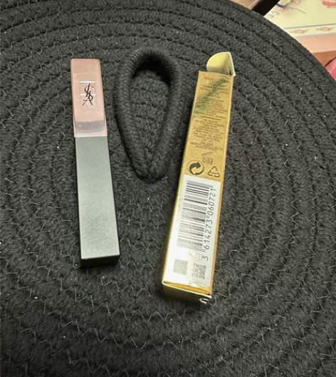 ysl小粉条 口红202 细节如图 前年买...