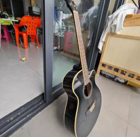 吉他便宜卖80块，送3根吉他线 自提或到付...