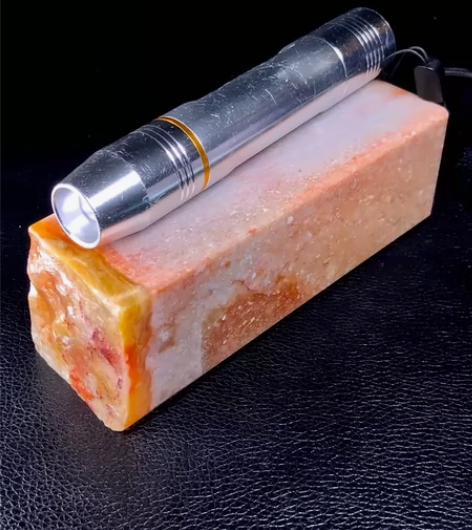 镇纸巧黄结晶寿山高山 上面一块巧黄结晶皮，...