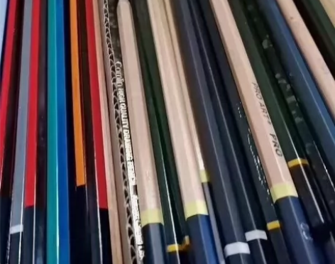 店不干了，清一批素描铅笔，1斤10.9元包...