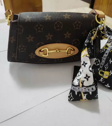 可单肩可斜挎女包，9成新 感兴趣的话点“我...