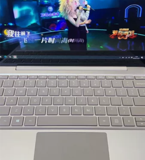 自用亮铂金微软笔记本 surface la...