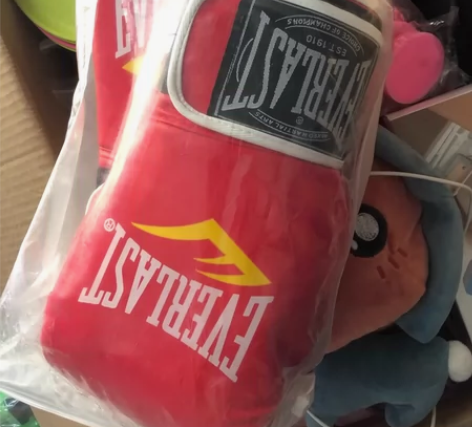 红色拳击套，黑色拳击套(只剩1付) 拳馆闭...