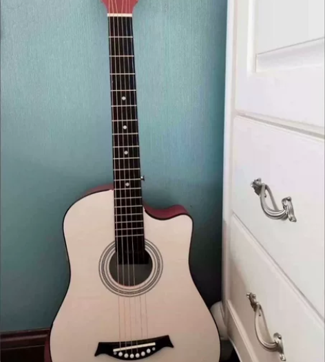 原价1600多的几乎全新吉他便宜出了，虽然...