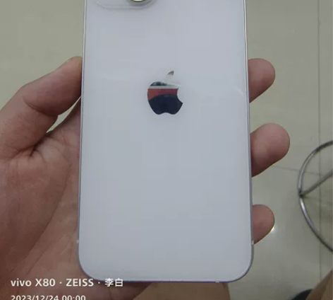 苹果13 128g成色九成新，边框有小磕碰...