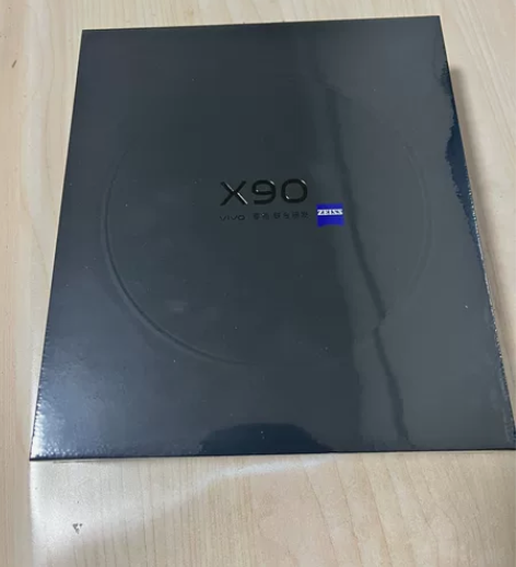 ?出售一台全新未拆封VIVO  X90至尊...