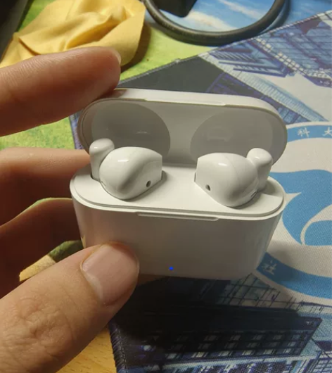 出个耳机 线下买的，没有盒子了 荣耀Ear...