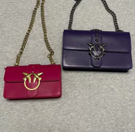 玫红色背过一次，小号，新旧如图，69元 紫...