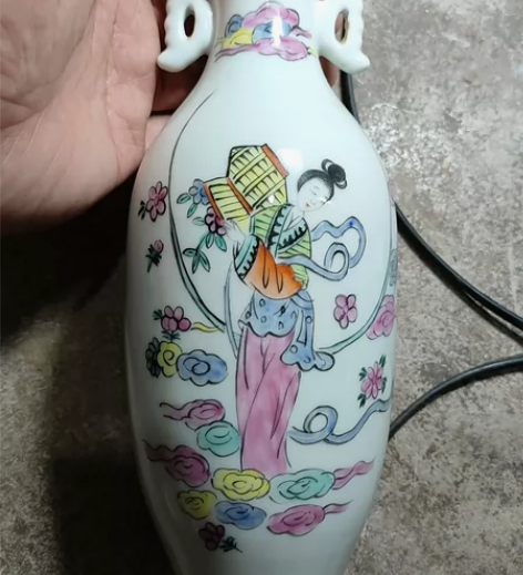 手绘景德镇花瓶67 感兴趣的话点“我想要”...