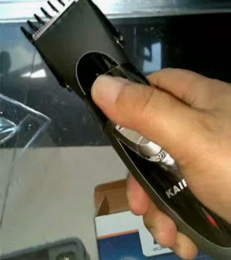 品牌电动充电式理发器。99新用的次数不多。...