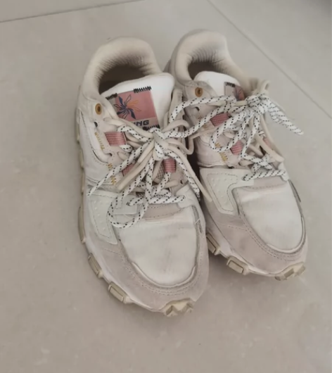 李宁减震休闲跑鞋,春秋款。 穿过几次,表面...