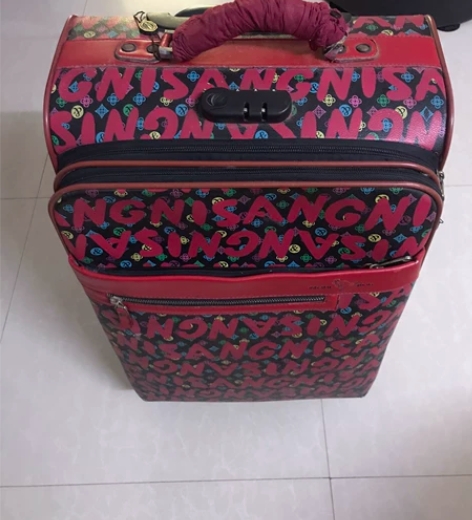 皮箱行李箱，大容量大空间，万向轮拉动方便，...