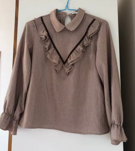 咖啡色木耳边荷叶边条纹衬衣打底衫，XL码商...