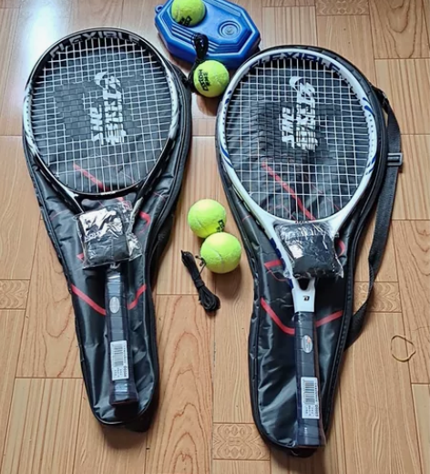 准新网球拍出售一套，买来一直放着没用过，现...