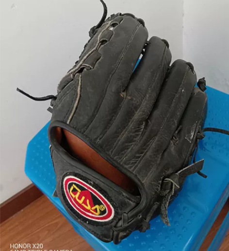 棒球手套牛皮95新可小刀 感兴趣的话点“我...